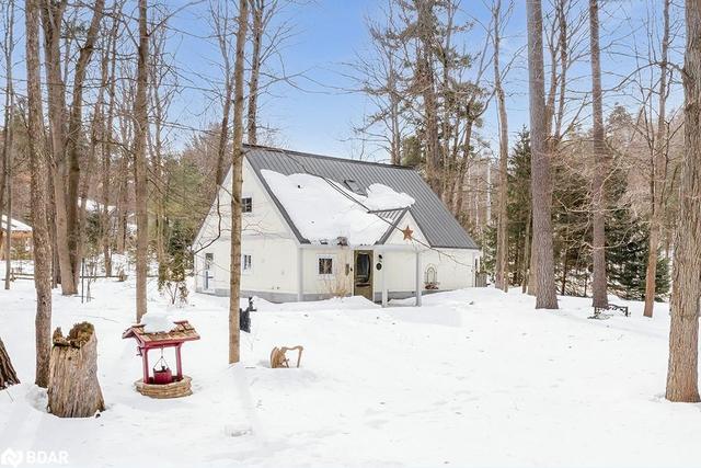 2 Seneca Lane, House detached with 3 bedrooms, 1 bathrooms and 5 parking in Oro Medonte ON | Image 1