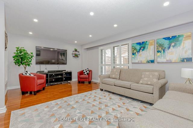 32 Trailridge Cres, Townhouse with 3 bedrooms, 3 bathrooms and 2 parking in Toronto ON | Image 2
