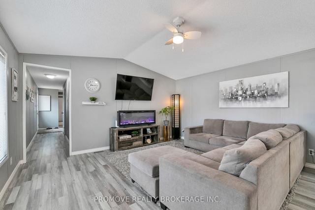 11 Pine Lane, Condo with 3 bedrooms, 2 bathrooms and 3 parking in Puslinch ON | Image 2