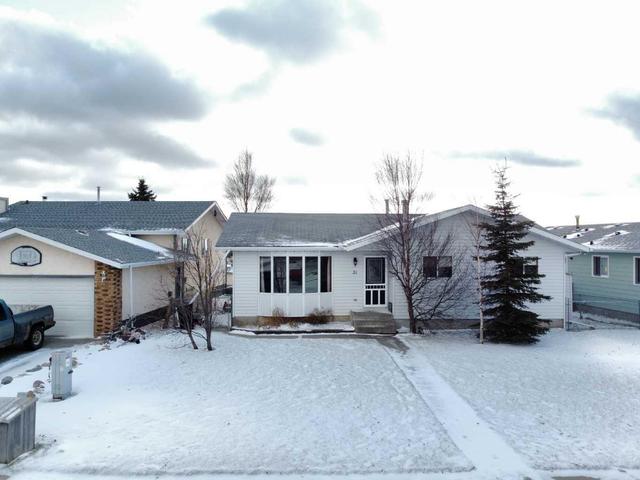 31 Hollinger Drive, House detached with 5 bedrooms, 2 bathrooms and 3 parking in Swan Hills AB | Image 1