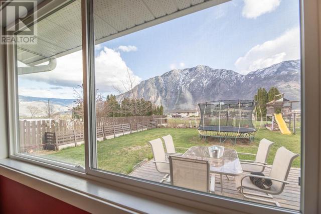 501 3rd Avenue, House detached with 4 bedrooms, 2 bathrooms and null parking in Keremeos BC | Image 14