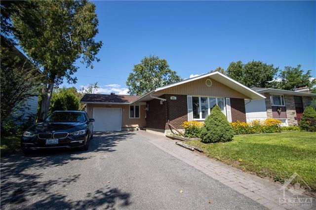 691 Buxton Crescent, House detached with 3 bedrooms, 2 bathrooms and 5 parking in Ottawa ON | Image 2