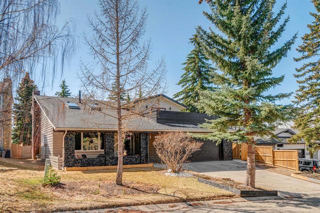 247 Pump Hill Crescent Sw, House detached with 6 bedrooms, 3 bathrooms and 4 parking in Calgary AB | Image 1