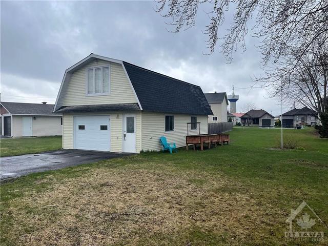 3078 Principale Street, House detached with 3 bedrooms, 2 bathrooms and 10 parking in Alfred and Plantagenet ON | Image 2