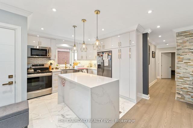 10 Compton Dr, House detached with 3 bedrooms, 4 bathrooms and 8 parking in Toronto ON | Image 1