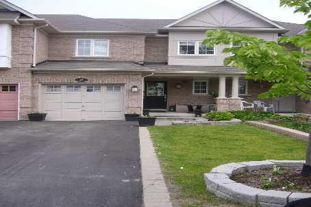 27 Tincomb Cres, House attached with 3 bedrooms, 3 bathrooms and 1 parking in Whitby ON | Image 1