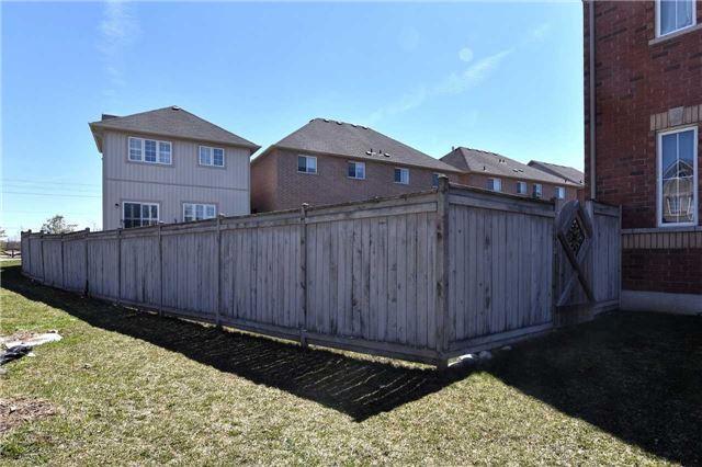 113 Dovetail Dr, House attached with 3 bedrooms, 3 bathrooms and 2 parking in Richmond Hill ON | Image 3