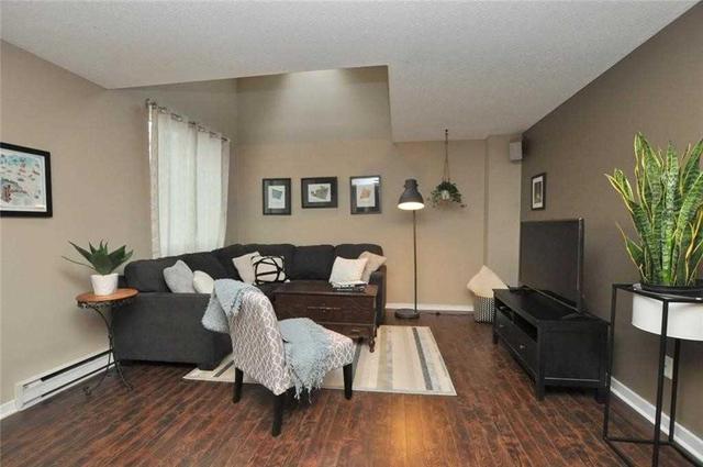 3 - 23 Macaulay St W, Townhouse with 2 bedrooms, 1 bathrooms and 1 parking in Hamilton ON | Image 5