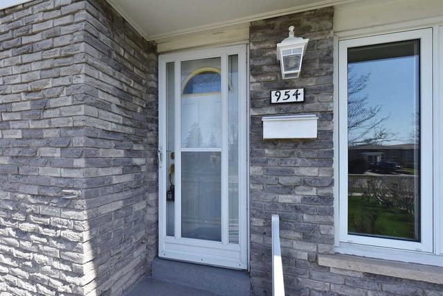 954 Blairholm Ave, House semidetached with 3 bedrooms, 2 bathrooms and 2 parking in Mississauga ON | Image 34