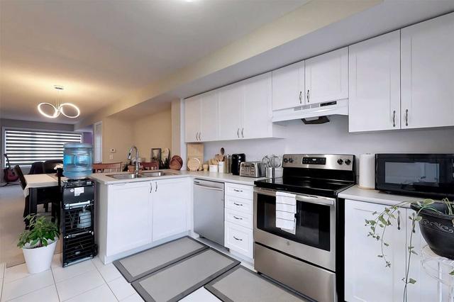 95 - 2500 Hill Rise Crt, Townhouse with 3 bedrooms, 3 bathrooms and 1 parking in Oshawa ON | Image 2