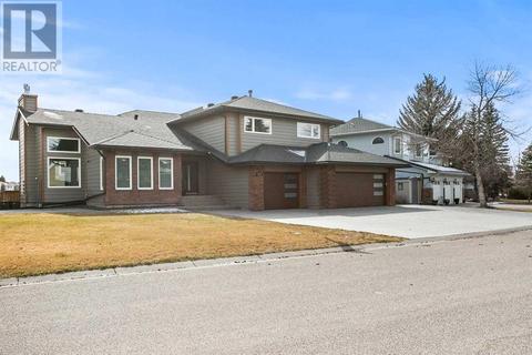 825 Suncastle Road Se, House detached with 3 bedrooms, 3 bathrooms and 3 parking in Calgary AB | Card Image