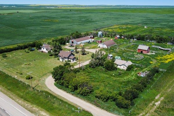 203044a Highway 1, House detached with 7 bedrooms, 3 bathrooms and null parking in Wheatland County AB | Image 2