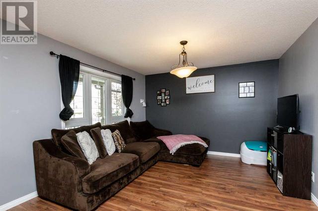 5021 47 Street, House detached with 3 bedrooms, 3 bathrooms and 2 parking in Innisfail AB | Image 5