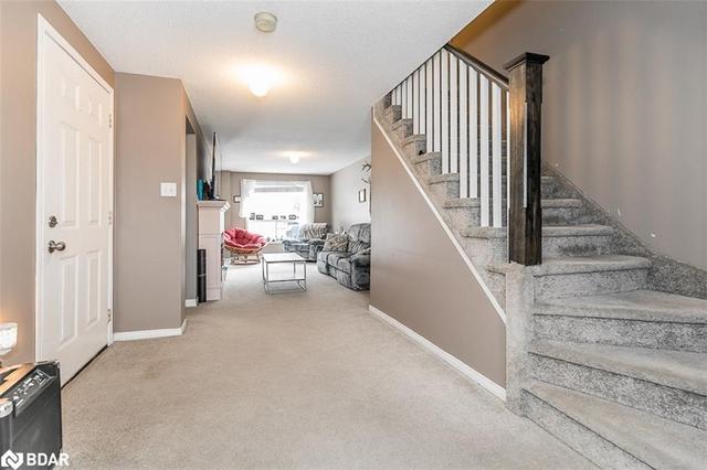 386 Dunsmore Lane, House attached with 3 bedrooms, 1 bathrooms and 3 parking in Barrie ON | Image 6