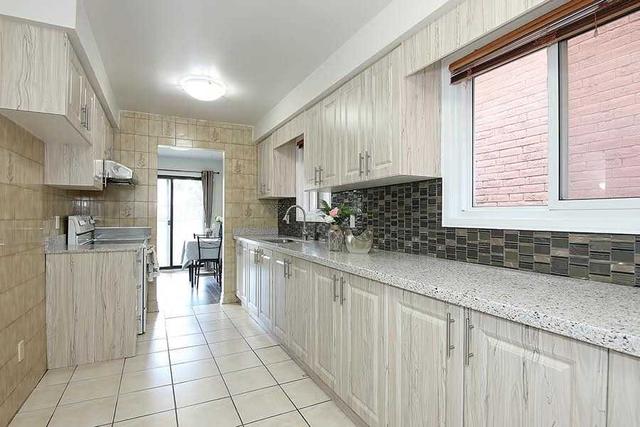 205 Roxanne Cres, House detached with 4 bedrooms, 4 bathrooms and 5 parking in Toronto ON | Image 13