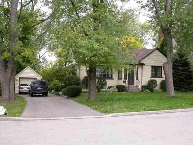 16 Oakwood Ave S, House detached with 2 bedrooms, 2 bathrooms and 6 parking in Mississauga ON | Image 1