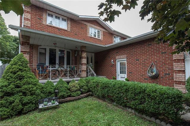 679 Parkside Crescent, House semidetached with 4 bedrooms, 4 bathrooms and 6 parking in Kingston ON | Image 1