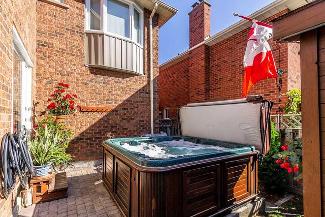 1966 Kempton Park Dr, House detached with 4 bedrooms, 3 bathrooms and 5 parking in Mississauga ON | Image 25