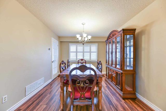 102 Jaffa Dr, House detached with 4 bedrooms, 4 bathrooms and 4 parking in Brampton ON | Image 2
