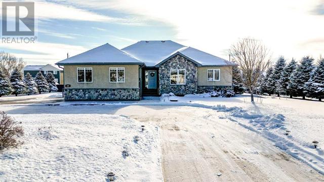 360 E 1 Avenue S, House detached with 5 bedrooms, 3 bathrooms and 8 parking in Magrath AB | Image 1
