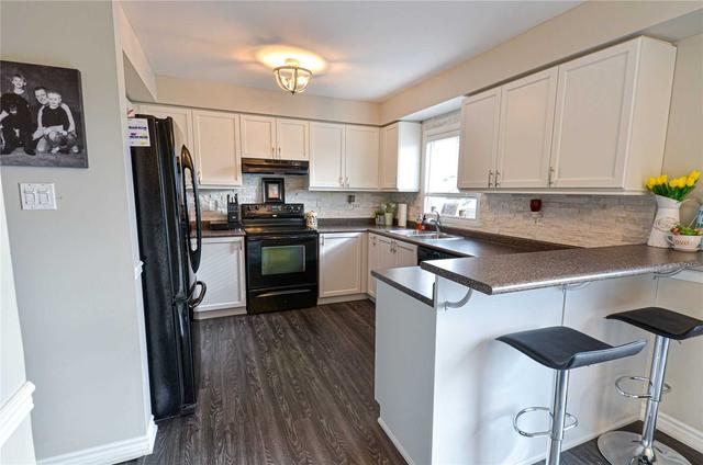 57 Truax St, House detached with 3 bedrooms, 3 bathrooms and 2 parking in Kawartha Lakes ON | Image 3
