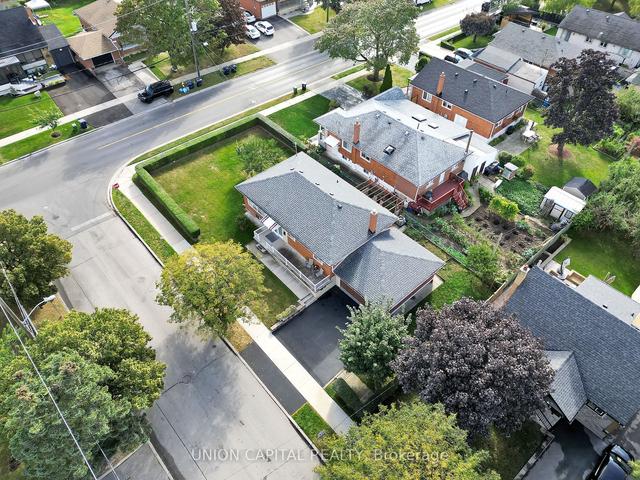 66 Ridge Point Cres, House detached with 2 bedrooms, 1 bathrooms and 1 parking in Toronto ON | Image 27