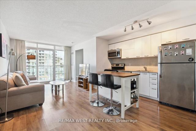 1023 - 38 Joe Shuster Way, Condo with 2 bedrooms, 1 bathrooms and 1 parking in Toronto ON | Image 6