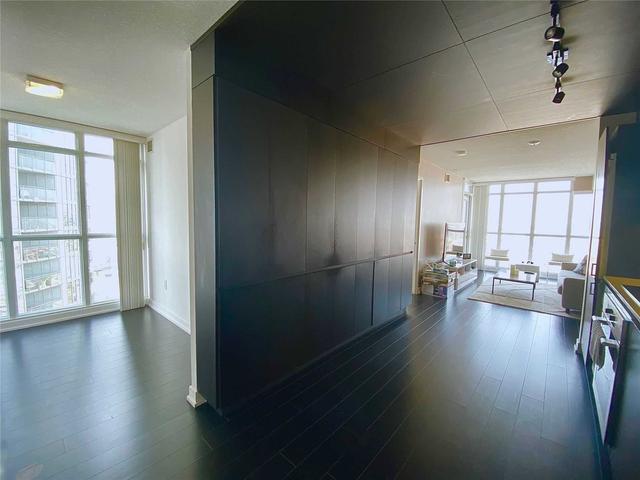 2212 - 15 Iceboat Terr, Condo with 1 bedrooms, 1 bathrooms and 1 parking in Toronto ON | Image 13