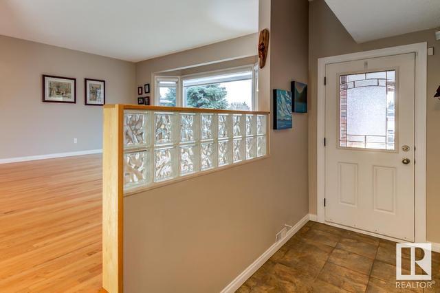 5542 145a Av Nw, House detached with 5 bedrooms, 2 bathrooms and 6 parking in Edmonton AB | Image 2