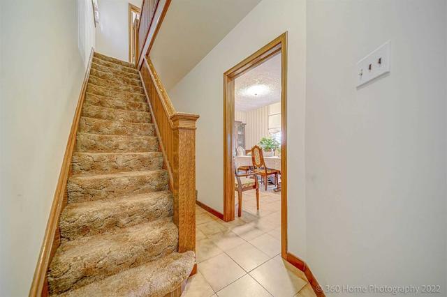 195 Oakmount Rd, House detached with 3 bedrooms, 4 bathrooms and 4 parking in Toronto ON | Image 2