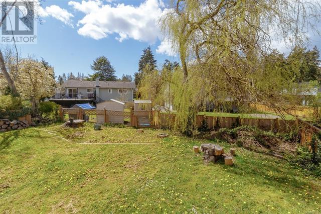 3998 Interurban Rd, House detached with 5 bedrooms, 3 bathrooms and 2 parking in Saanich BC | Image 8