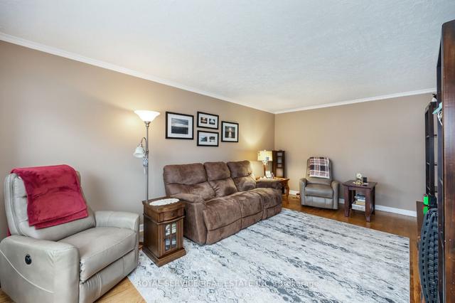 216 Lee St, House detached with 3 bedrooms, 2 bathrooms and 5 parking in Peterborough ON | Image 6