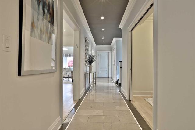 18 Montclair Ave, House detached with 7 bedrooms, 6 bathrooms and 7 parking in Toronto ON | Image 2