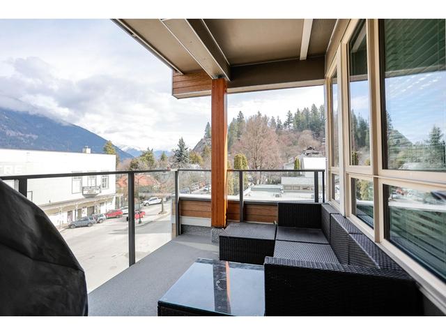 305 - 710 Vernon Street, Condo with 2 bedrooms, 2 bathrooms and 1 parking in Nelson BC | Image 2