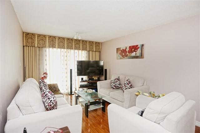 84 Fleetwood Cres, Townhouse with 4 bedrooms, 2 bathrooms and 1 parking in Brampton ON | Image 8
