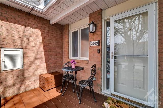 2049 Sunland Drive, Townhouse with 3 bedrooms, 3 bathrooms and 3 parking in Ottawa ON | Image 2