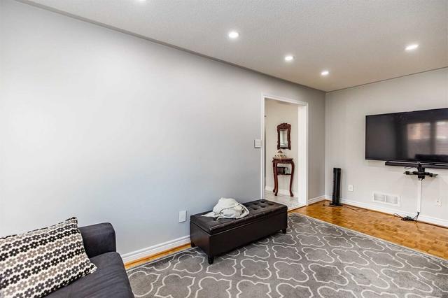 11 Calabria Crt, House detached with 4 bedrooms, 4 bathrooms and 6 parking in Vaughan ON | Image 7