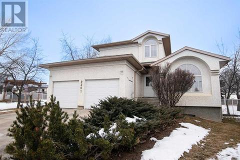 9302 62 Avenue, House detached with 5 bedrooms, 3 bathrooms and 4 parking in Grande Prairie AB | Card Image