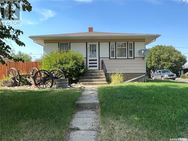 211 6th Avenue W, House detached with 4 bedrooms, 2 bathrooms and null parking in Shaunavon SK | Image 1