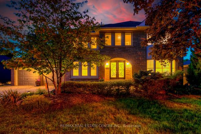 2093 Country Club Dr, House detached with 5 bedrooms, 4 bathrooms and 6 parking in Burlington ON | Image 1