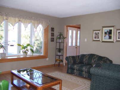 1257 Cherrydown Dr, House detached with 3 bedrooms, 2 bathrooms and 4 parking in Oshawa ON | Image 2