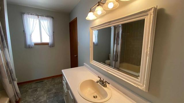 313 Main St, House detached with 2 bedrooms, 2 bathrooms and 5 parking in St. Catharines ON | Image 5