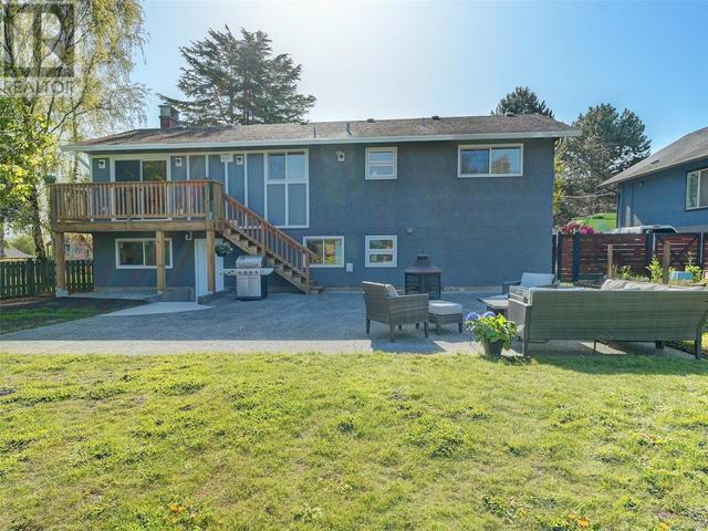 3240 Eldon Pl, House detached with 5 bedrooms, 2 bathrooms and 2 parking in Saanich BC | Image 32