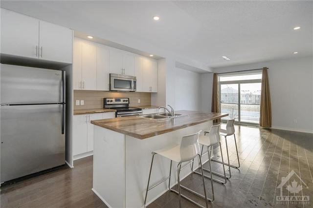 218 Chaperal Private, Townhouse with 2 bedrooms, 3 bathrooms and 2 parking in Ottawa ON | Image 3