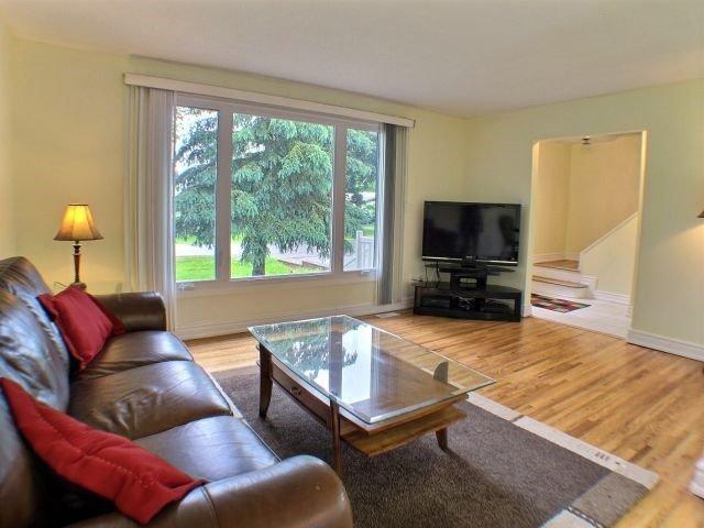 28 Aero Dr, House detached with 4 bedrooms, 3 bathrooms and 6 parking in Ottawa ON | Image 2