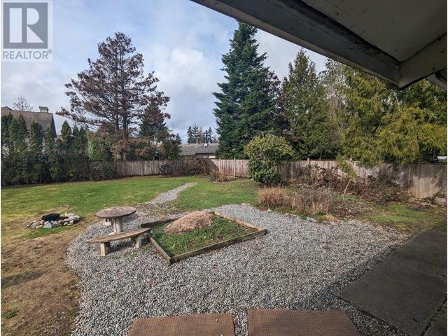 11639 Adair Street, House detached with 2 bedrooms, 1 bathrooms and null parking in Maple Ridge BC | Image 3