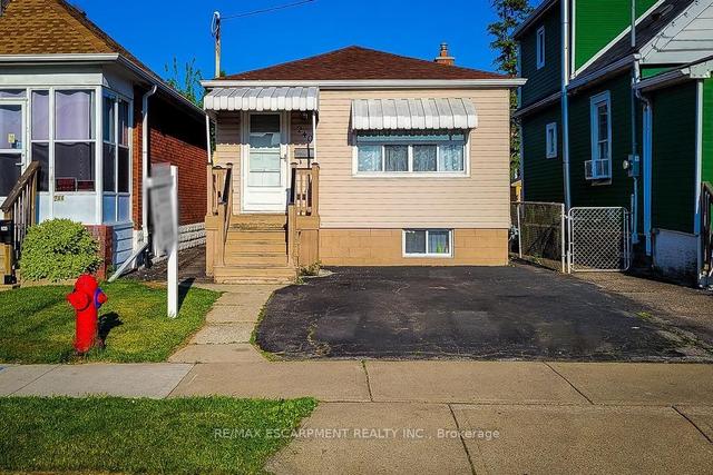 240 Cope St, House detached with 2 bedrooms, 2 bathrooms and 2 parking in Hamilton ON | Image 1