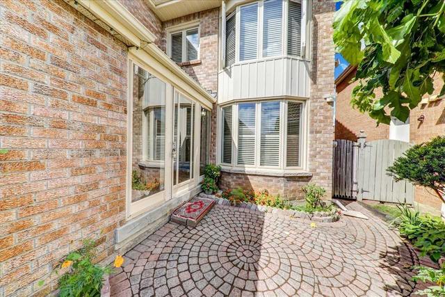 12 Parsborough Crt, House detached with 4 bedrooms, 4 bathrooms and 7 parking in Toronto ON | Image 34