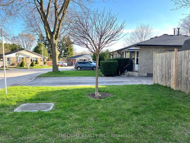 12 Mohegan Cres, House semidetached with 3 bedrooms, 1 bathrooms and 4 parking in London ON | Image 35