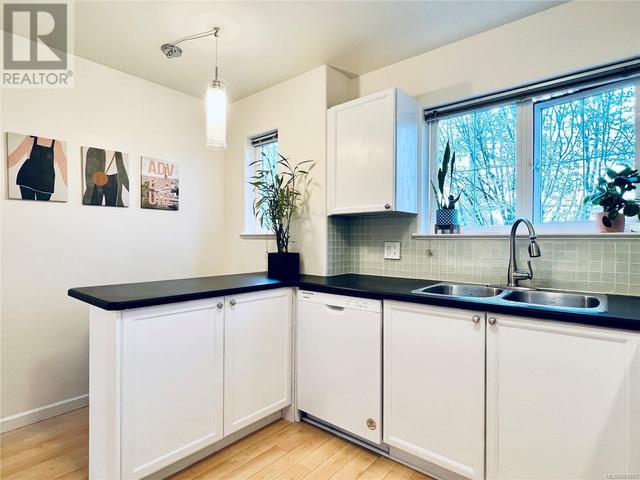 4 - 1870 Cook St, House attached with 3 bedrooms, 2 bathrooms and 1 parking in Victoria BC | Image 7